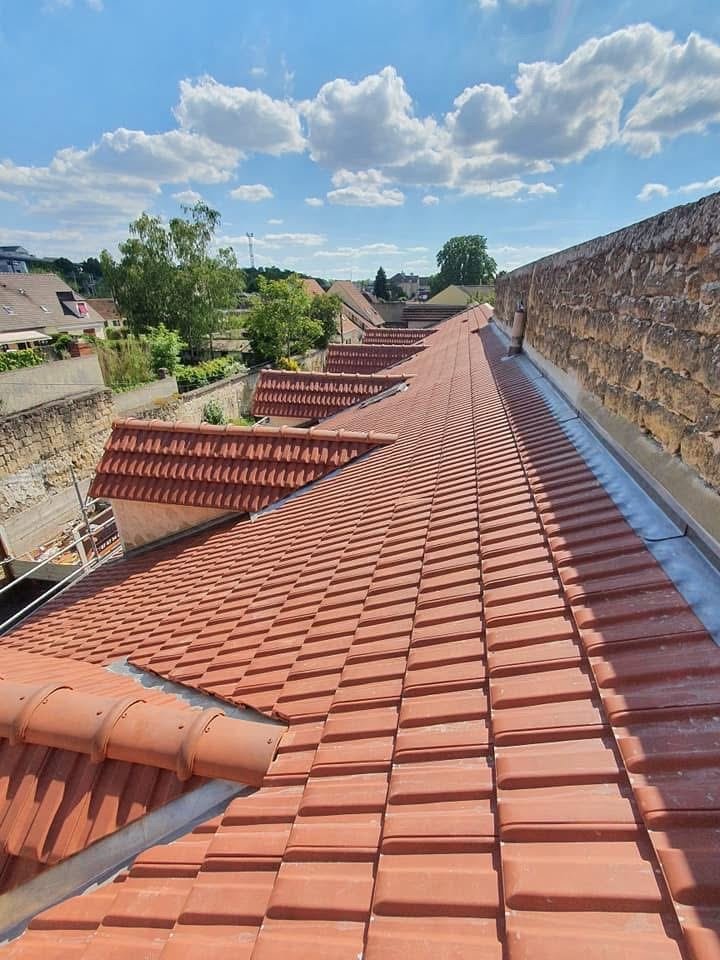 Toiture rénovée après réfection complète avec tuiles neuves et zinguerie