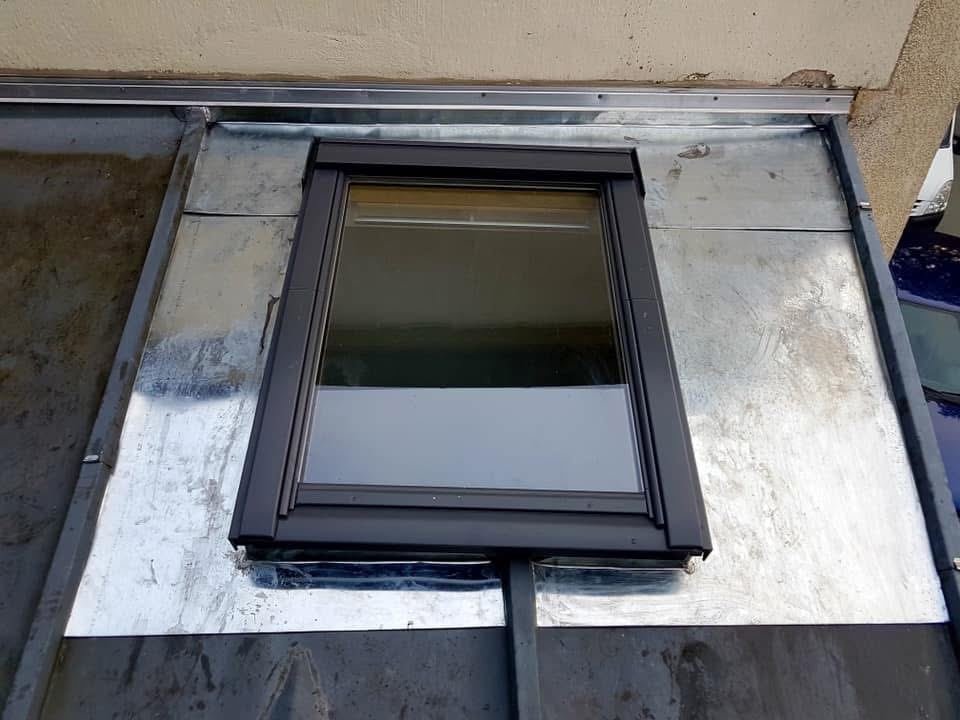 Nouvelle fenêtre de toit Velux posée avec habillage zinc