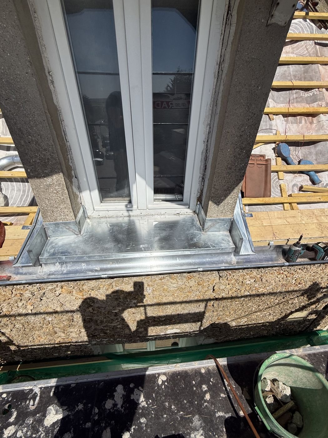 Nouvel entablement zinc posé sur mesure autour de la fenêtre